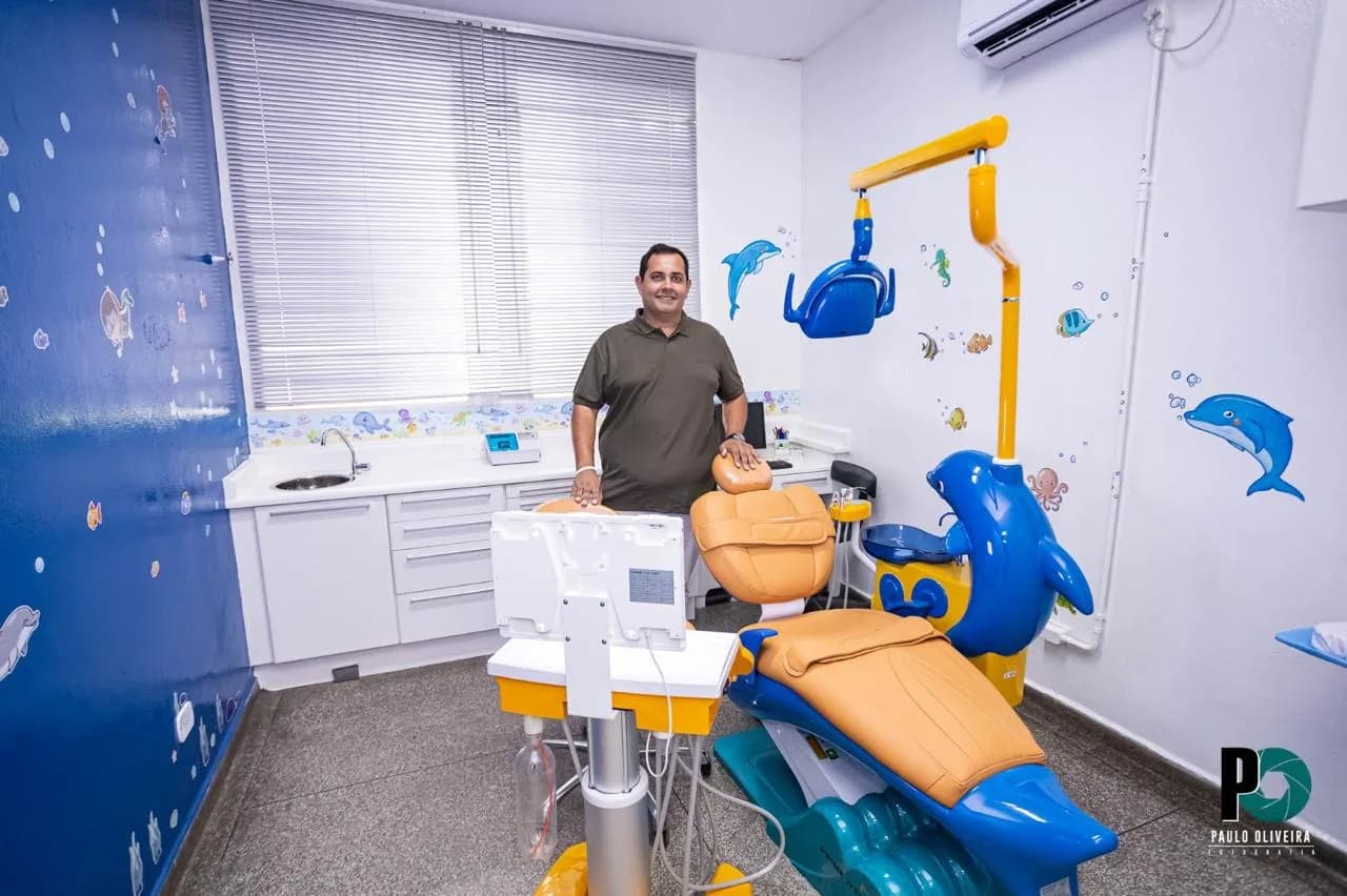 Sala infantil de odontopediatria com cadeira de atendimento e decoração colorida