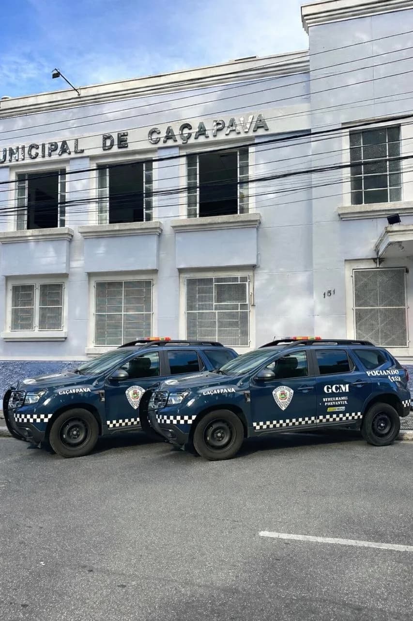 Duas viaturas novas da Guarda Civil Municipal estacionadas